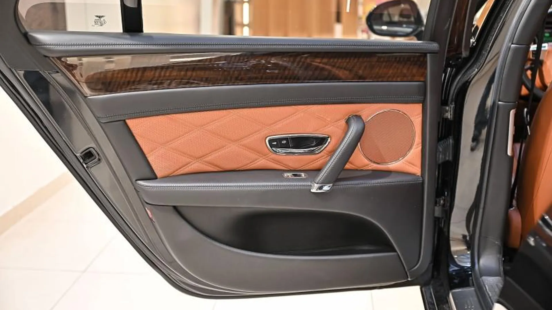 Bentley Flying Spur — photo 21