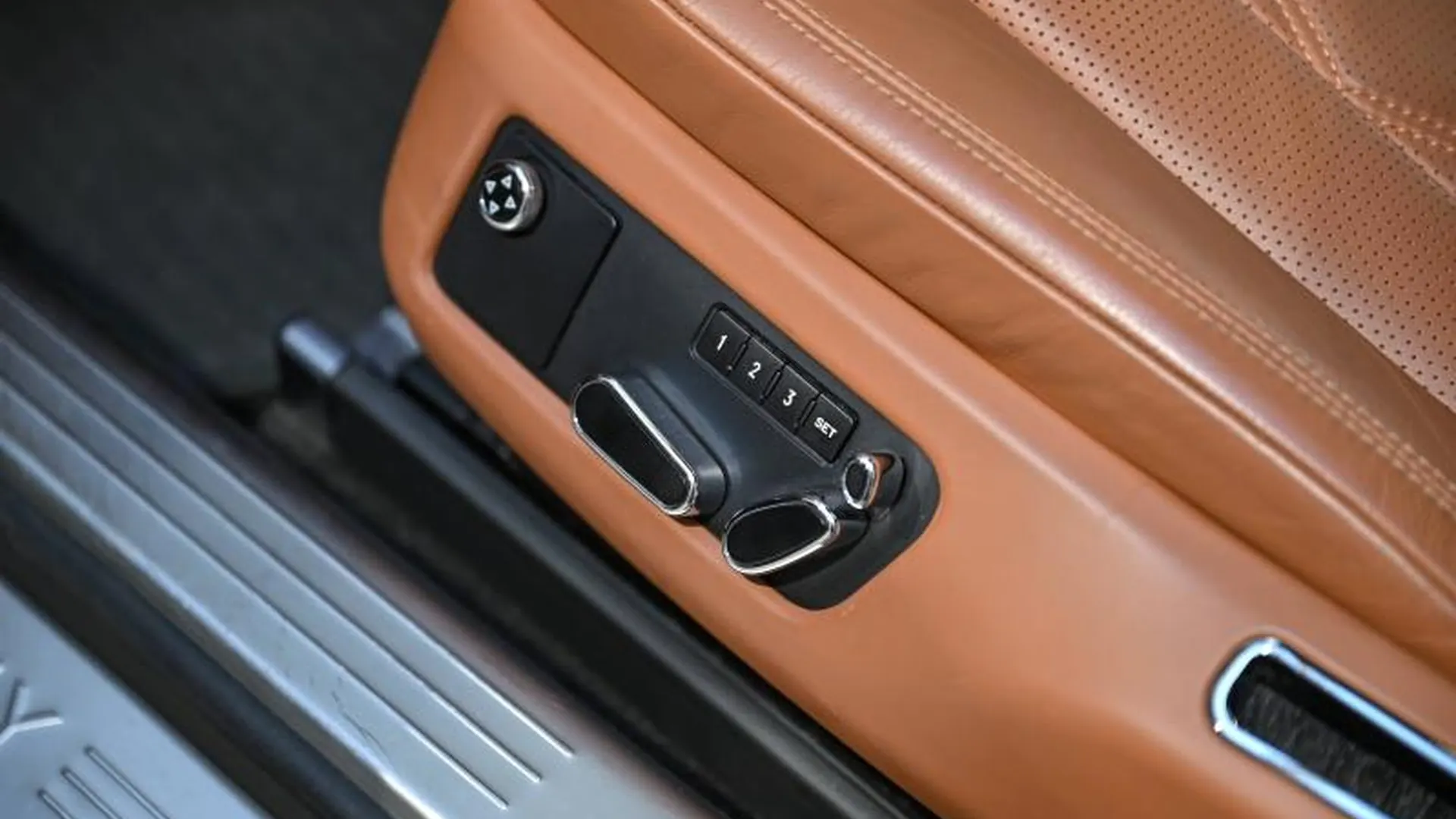 Bentley Flying Spur — photo 28