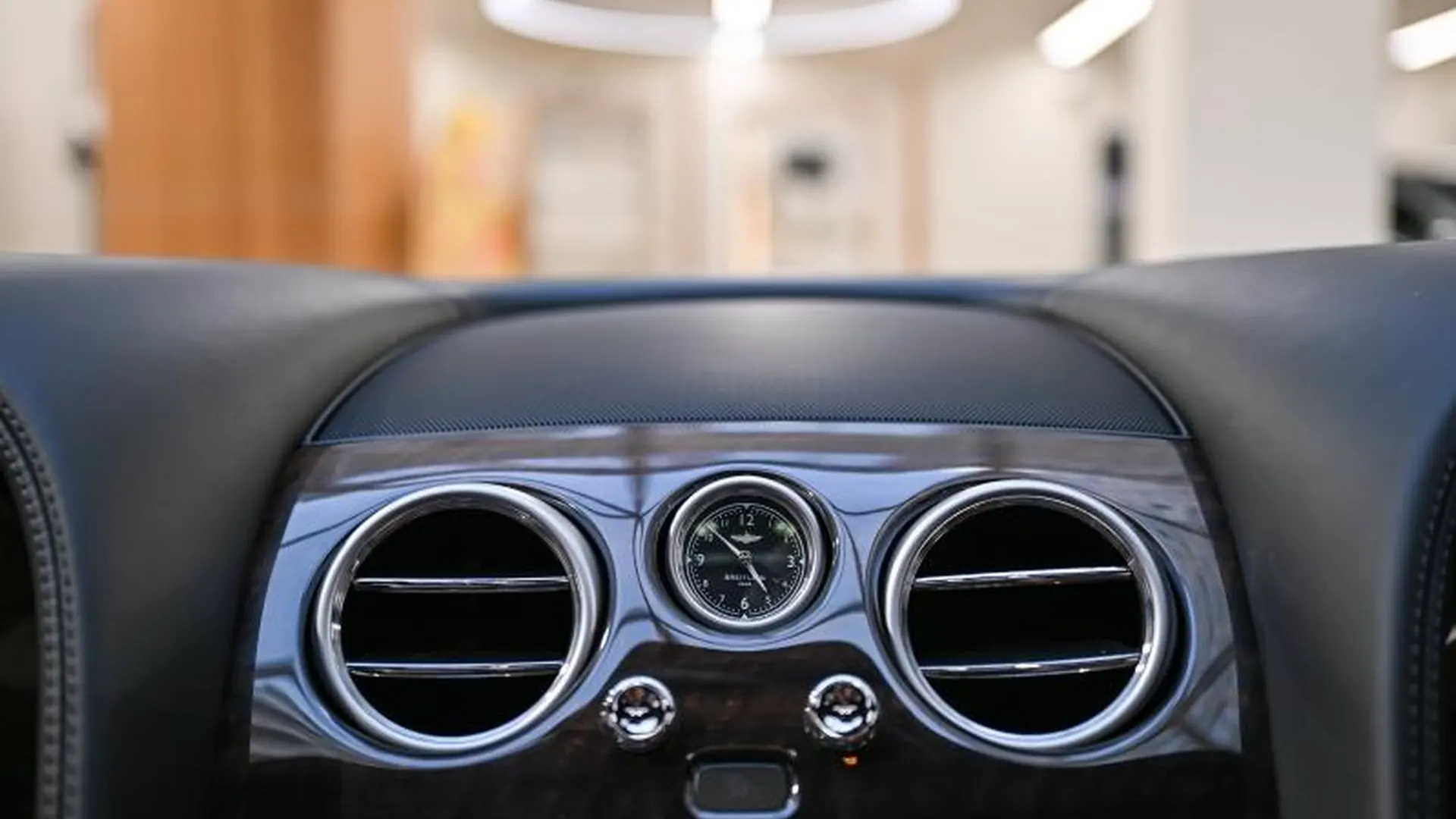 Bentley Flying Spur — photo 32