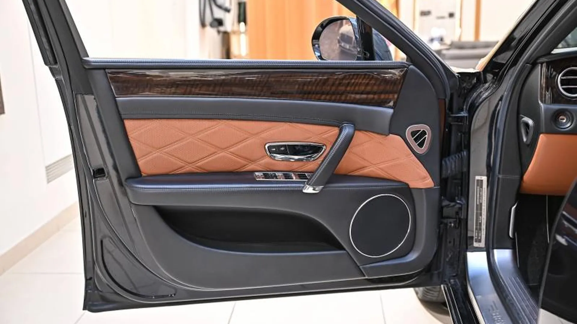 Bentley Flying Spur — photo 18