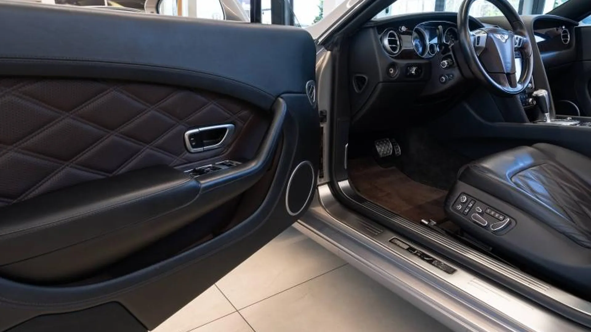 Bentley Continental GTC — photo 9