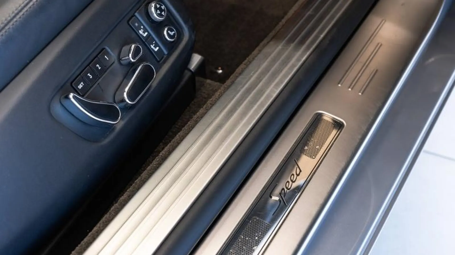 Bentley Continental GTC — photo 22
