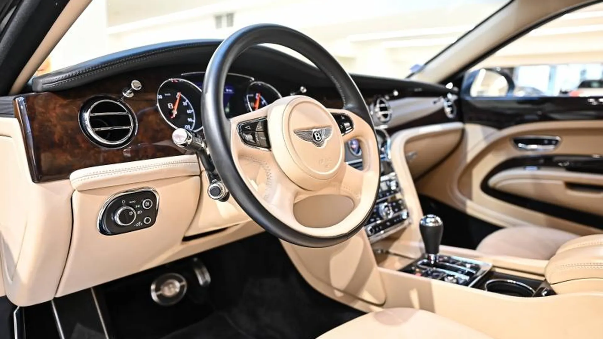 Bentley Mulsanne — photo 17