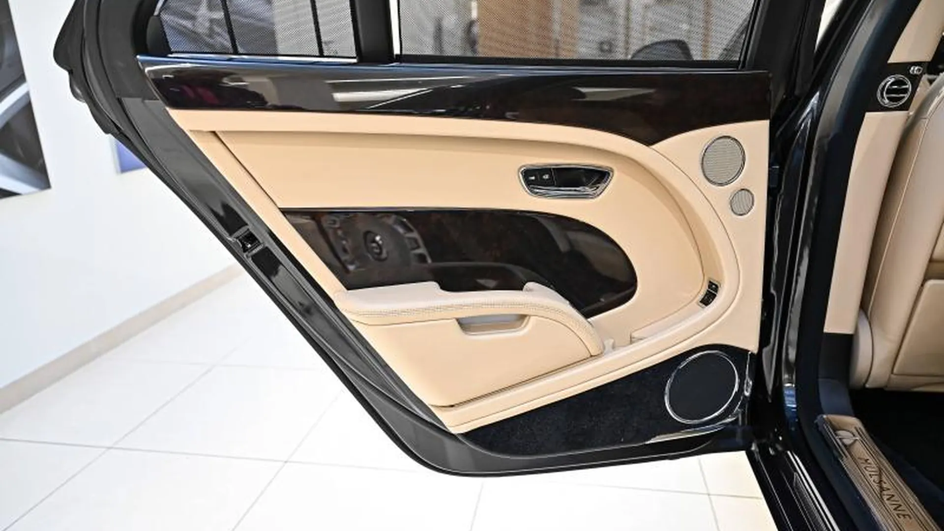 Bentley Mulsanne — photo 19