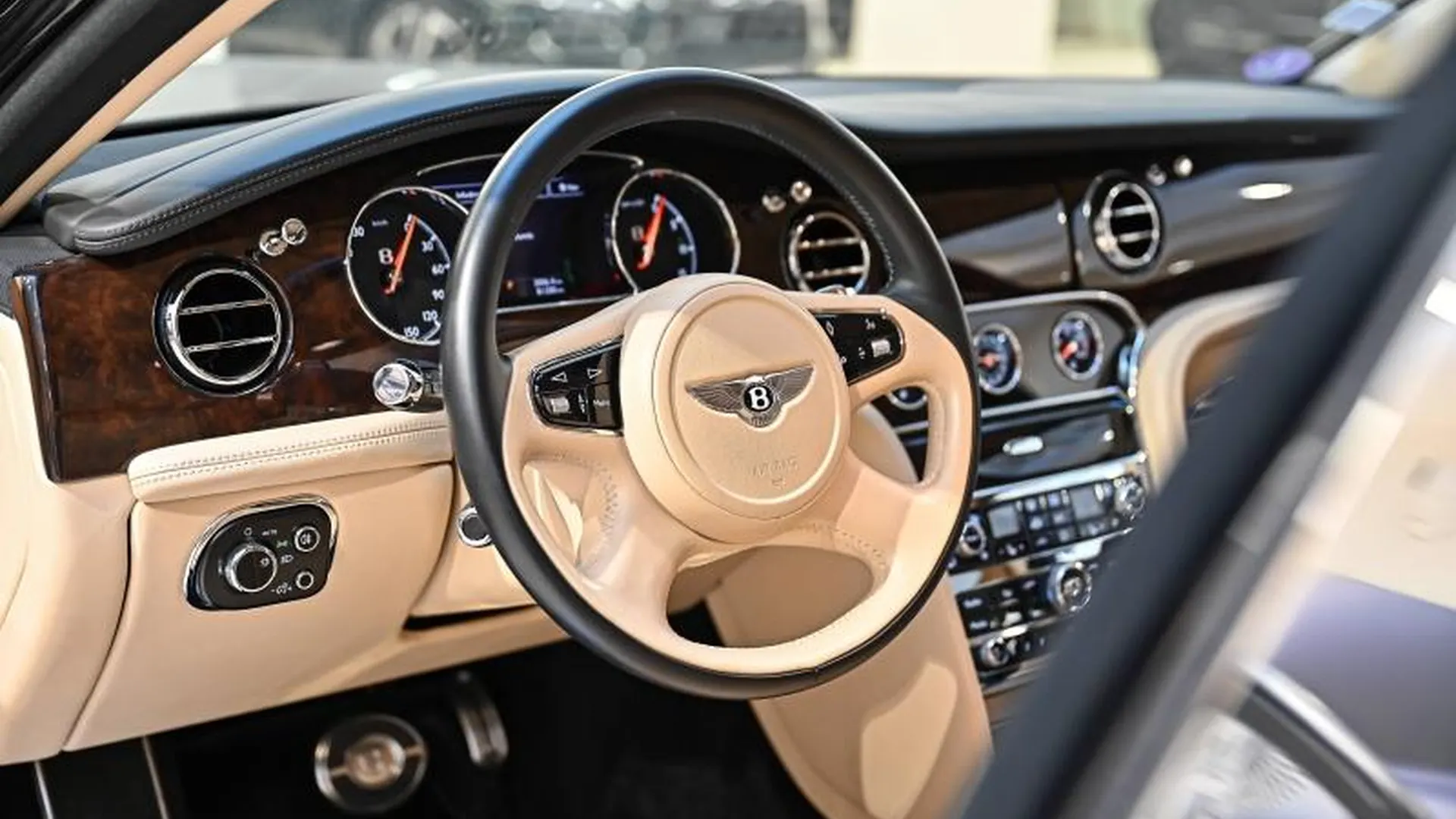Bentley Mulsanne — photo 16