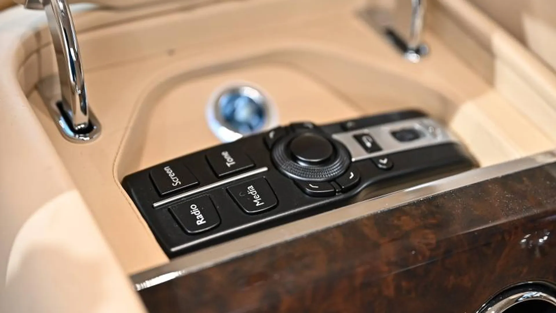 Bentley Mulsanne — photo 27
