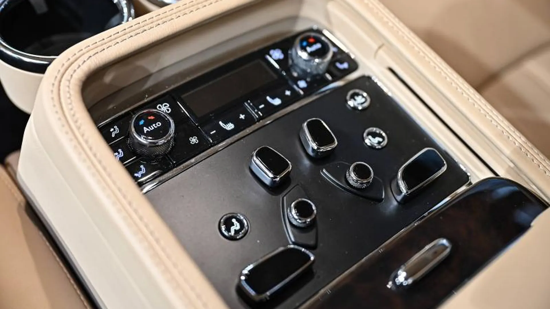 Bentley Mulsanne — photo 21