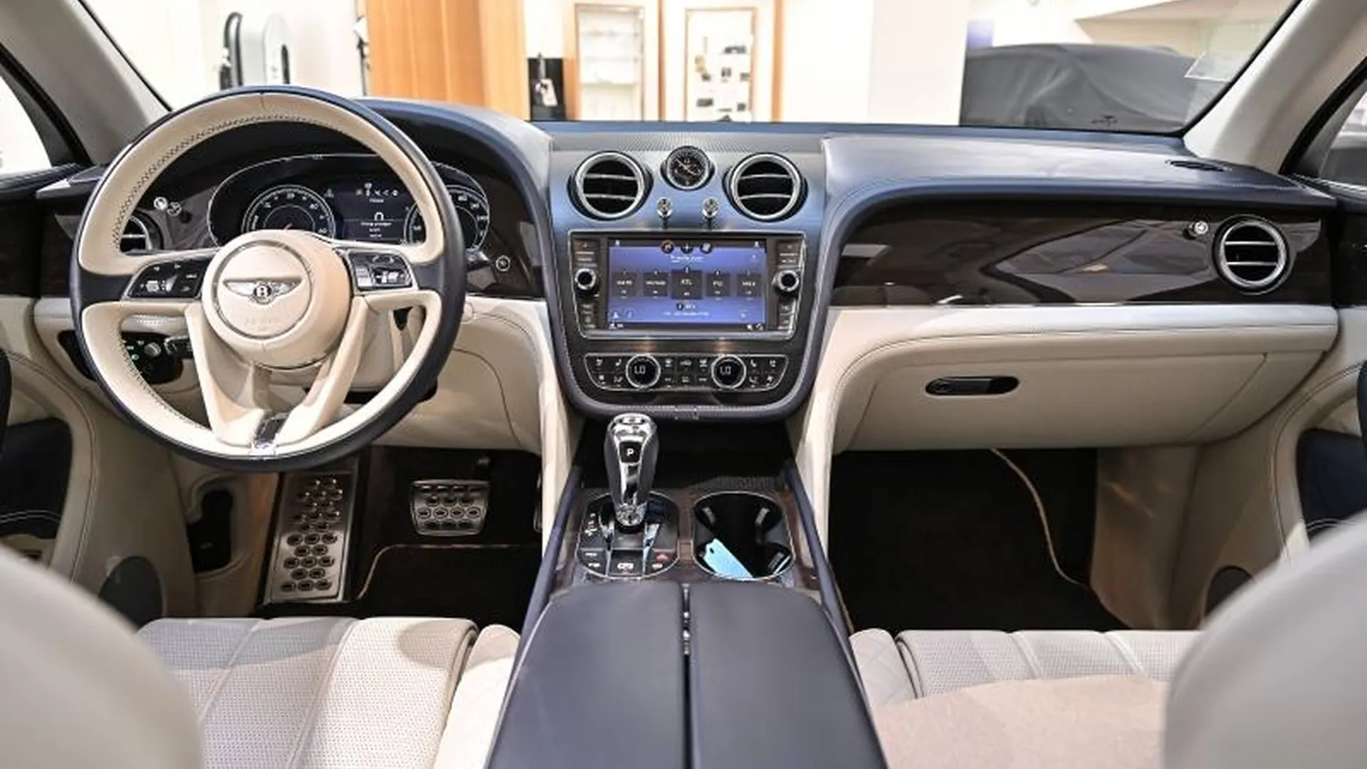 Bentley Bentayga — photo 19