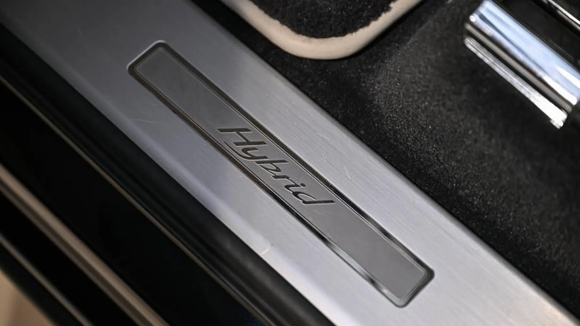Bentley Bentayga — photo 24