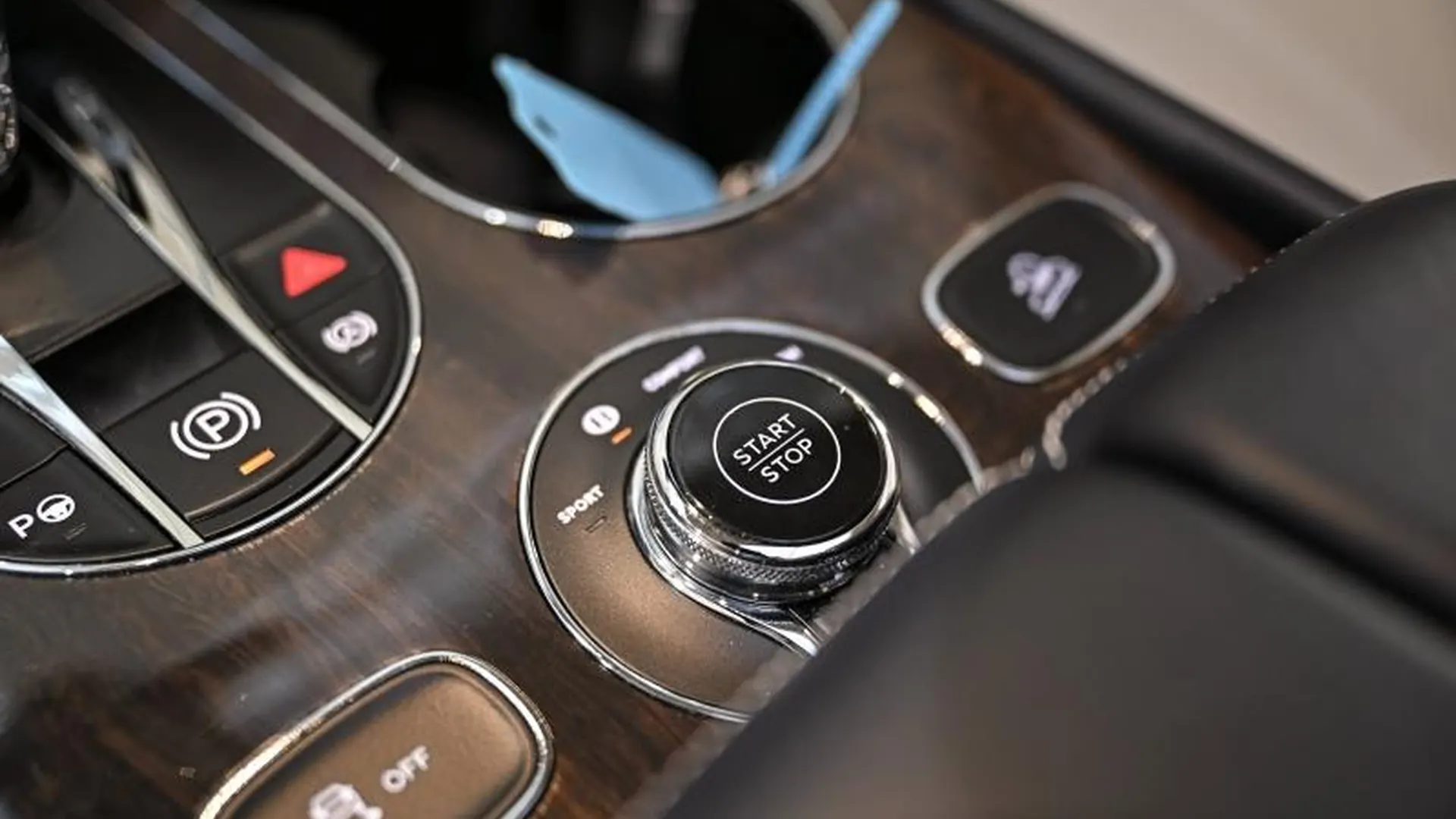 Bentley Bentayga — photo 30