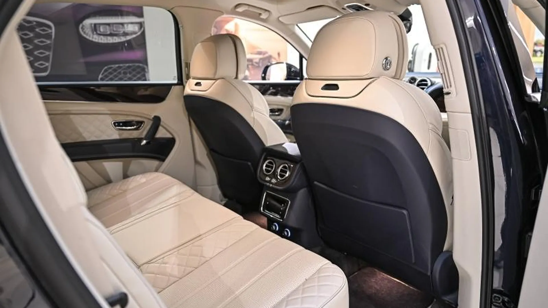 Bentley Bentayga — photo 11