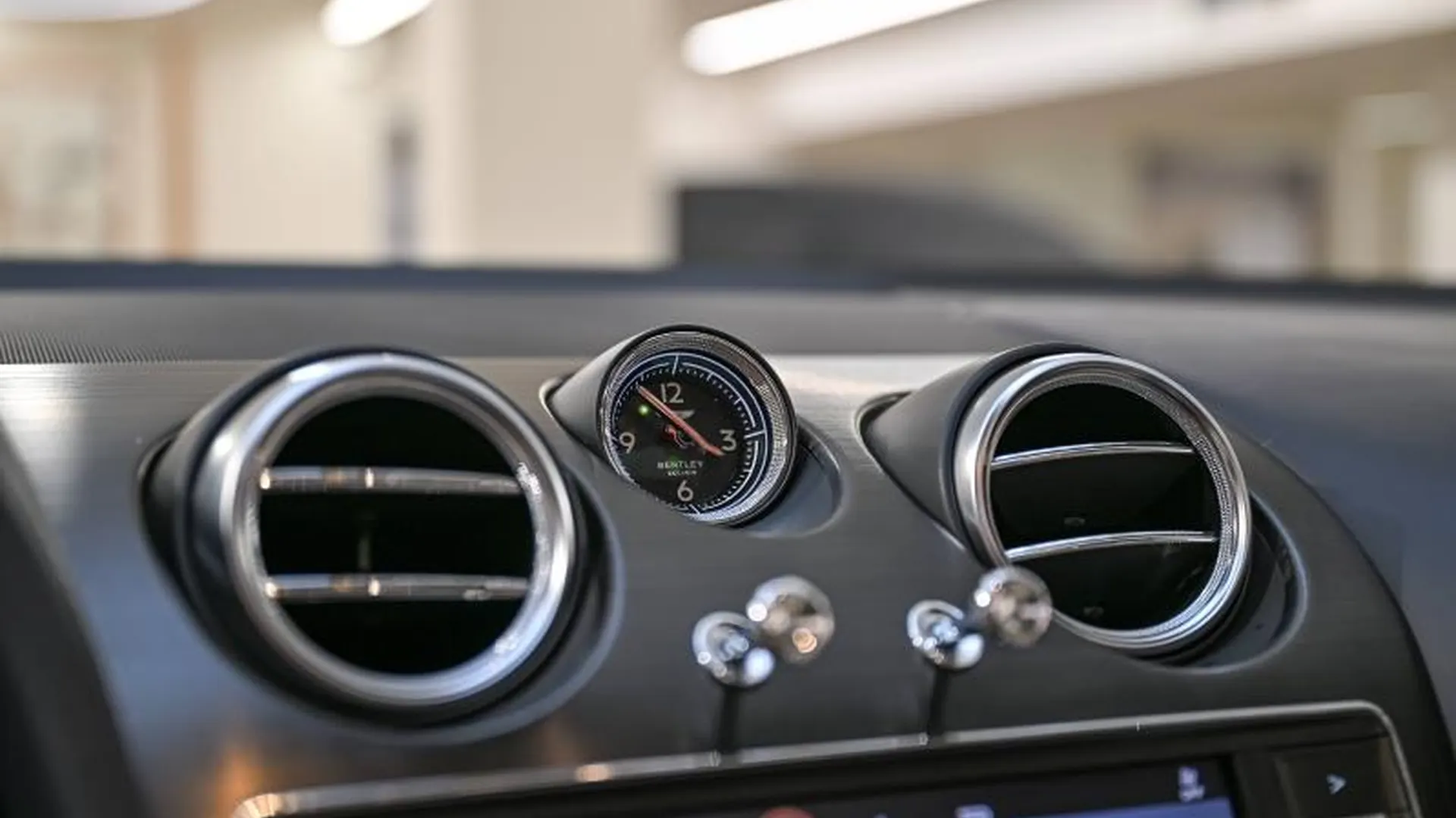 Bentley Bentayga — photo 28