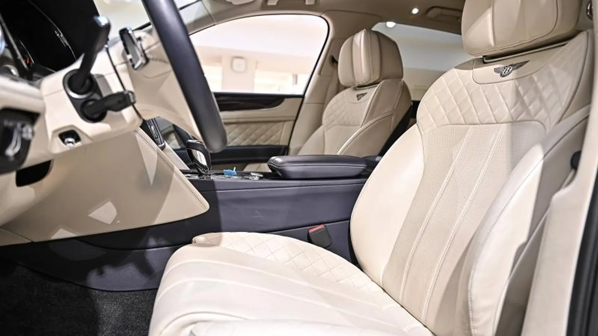 Bentley Bentayga — photo 16
