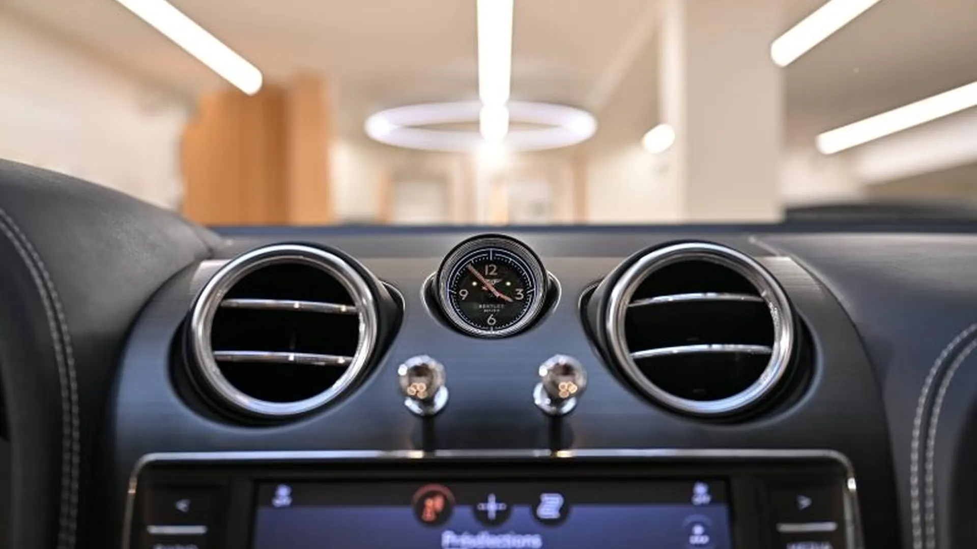 Bentley Bentayga — photo 33