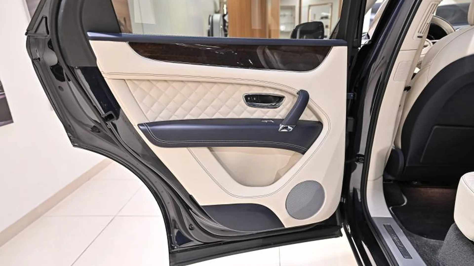 Bentley Bentayga — photo 17