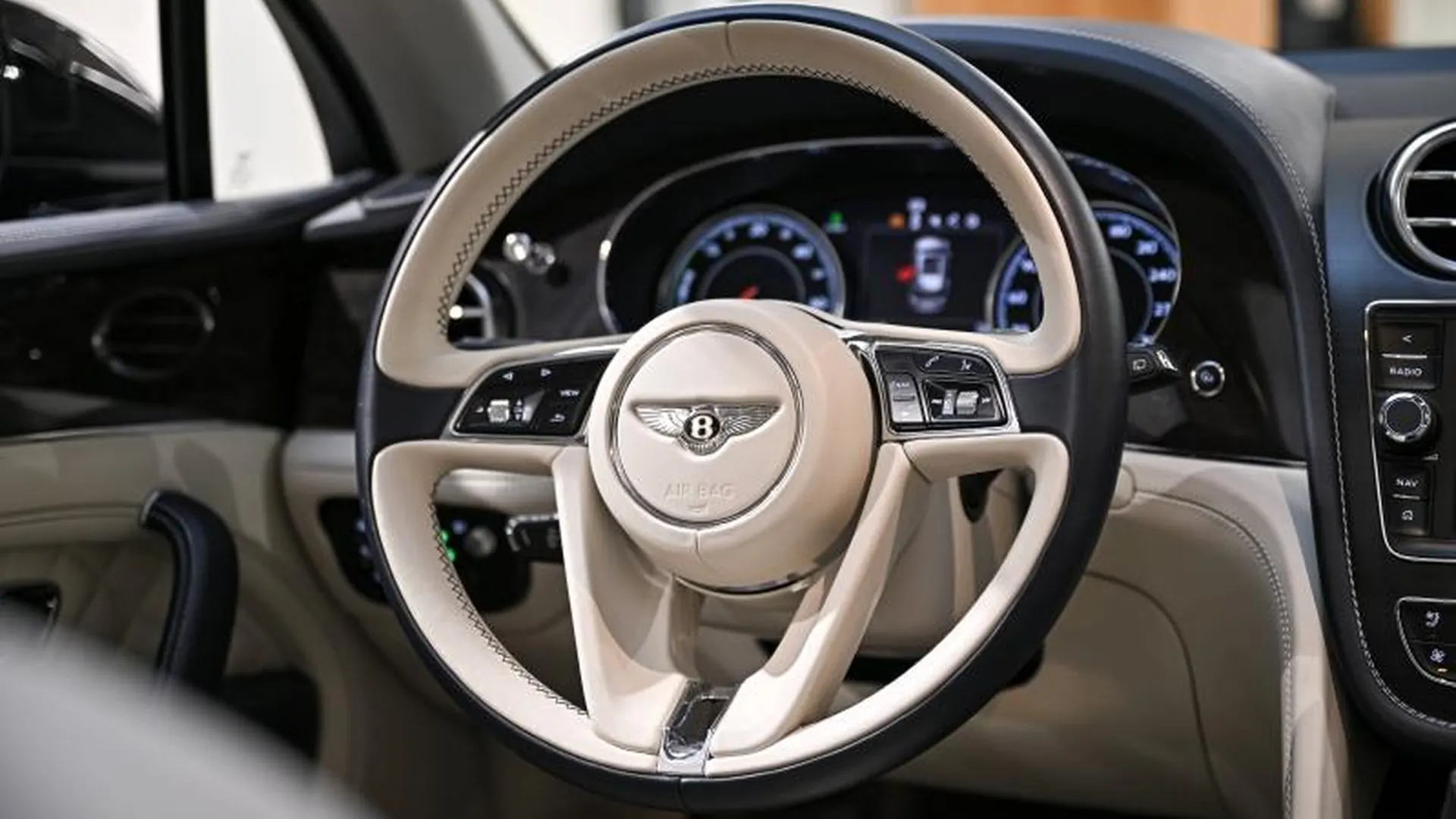 Bentley Bentayga — photo 20