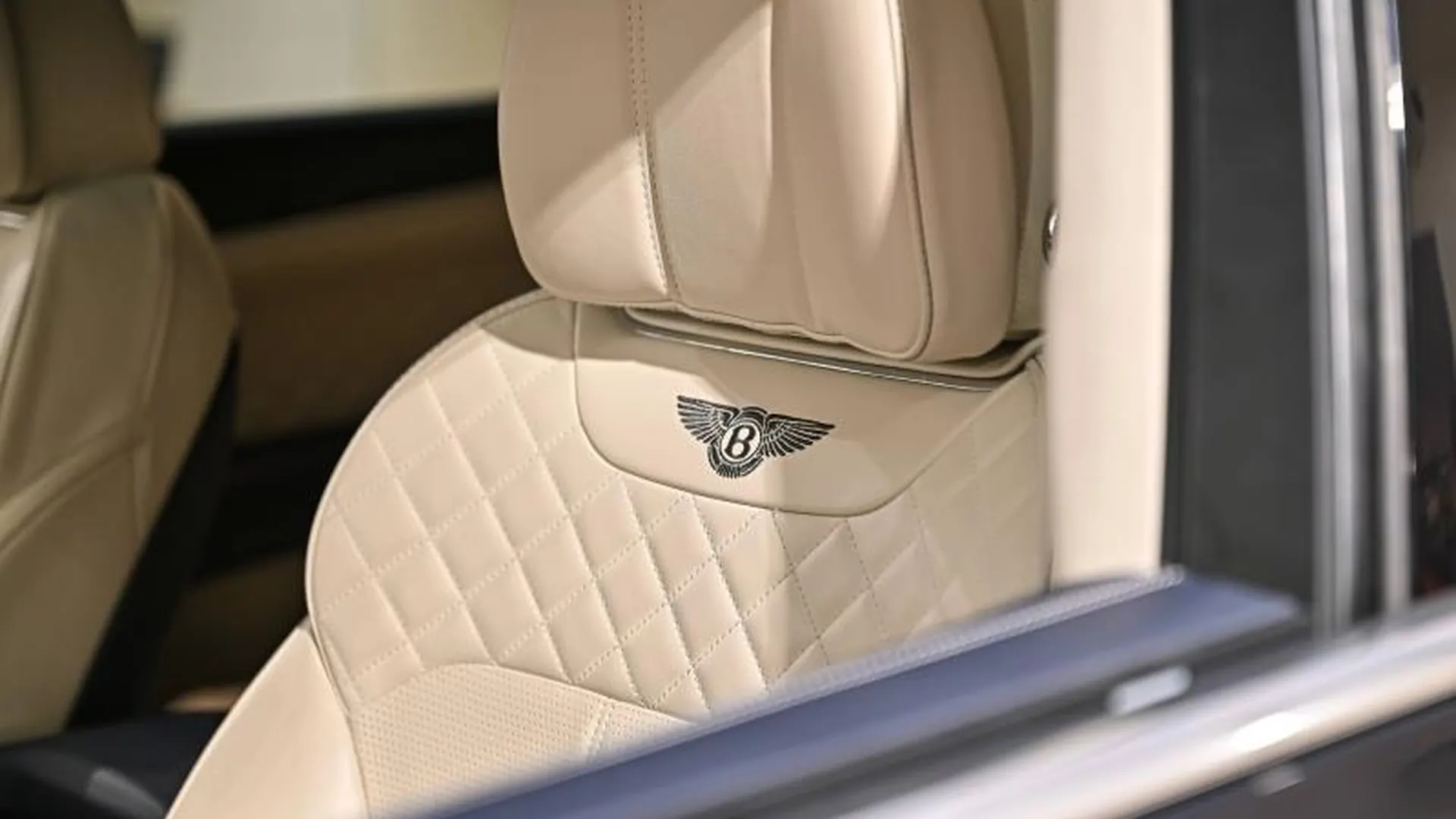 Bentley Bentayga — photo 13
