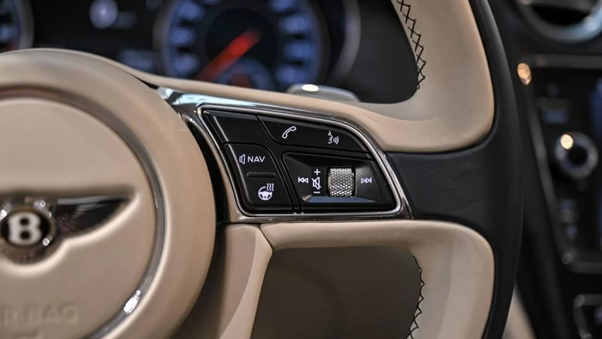 Bentley Bentayga — photo 27