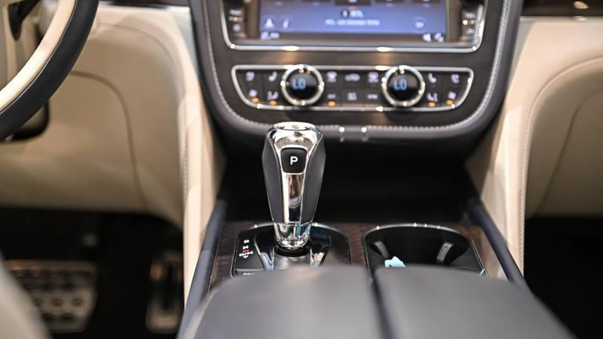 Bentley Bentayga — photo 22