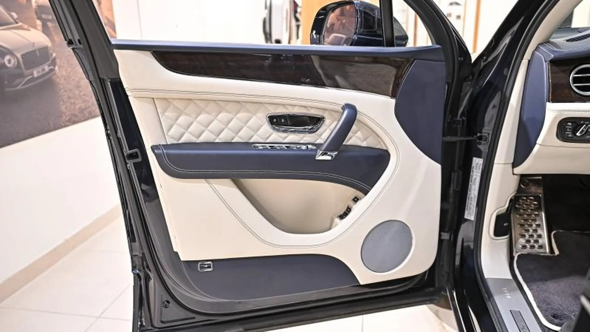 Bentley Bentayga — photo 14
