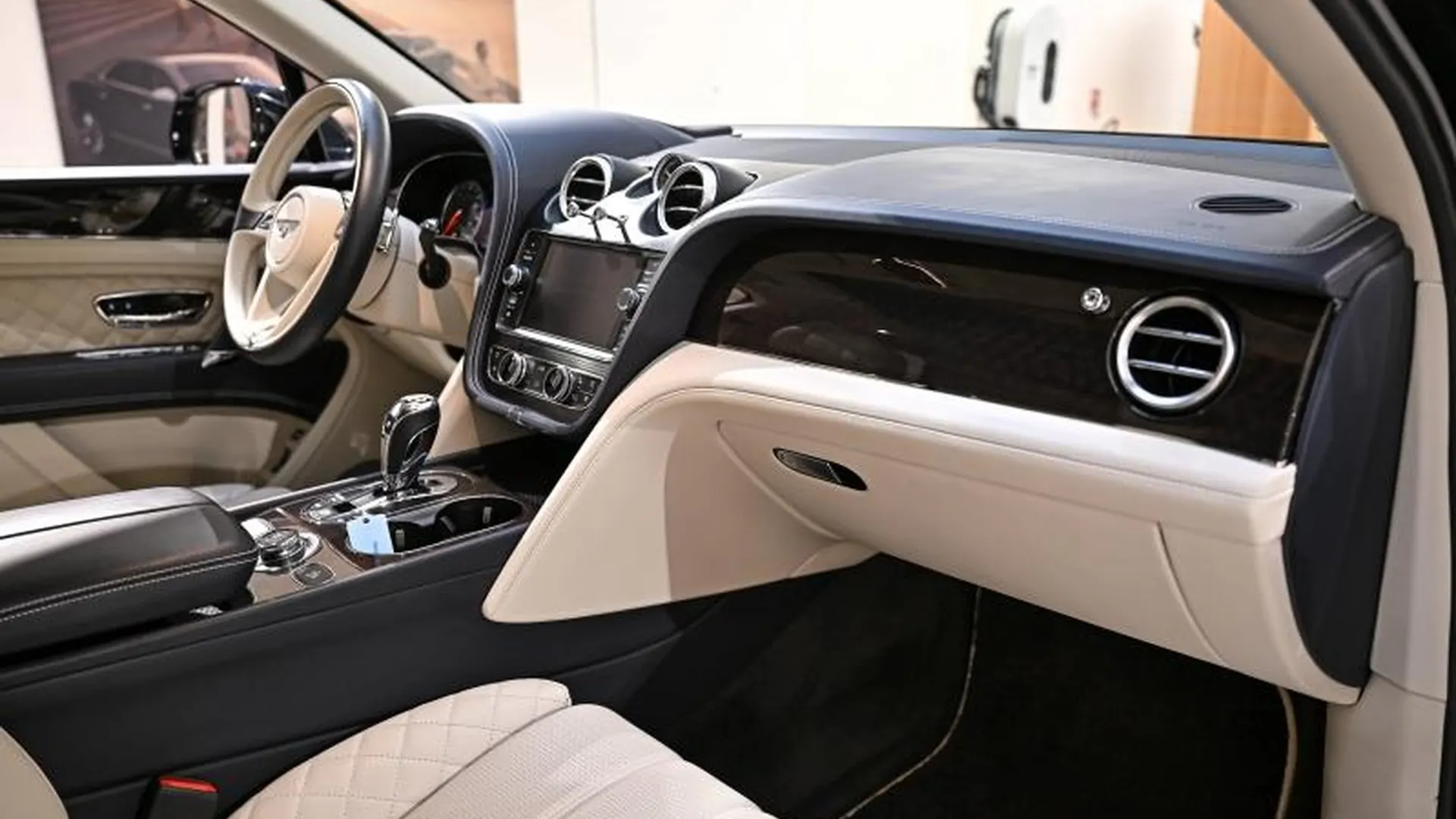 Bentley Bentayga — photo 10