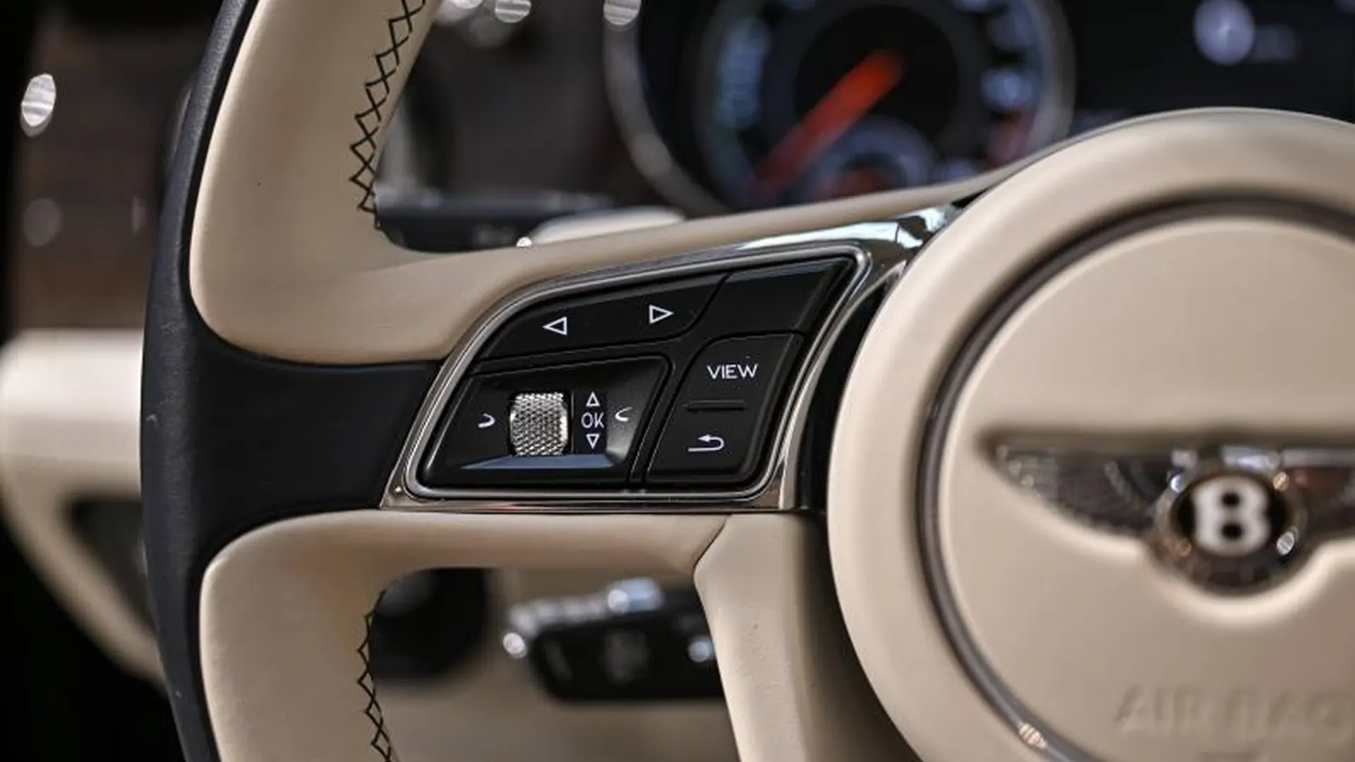 Bentley Bentayga — photo 26