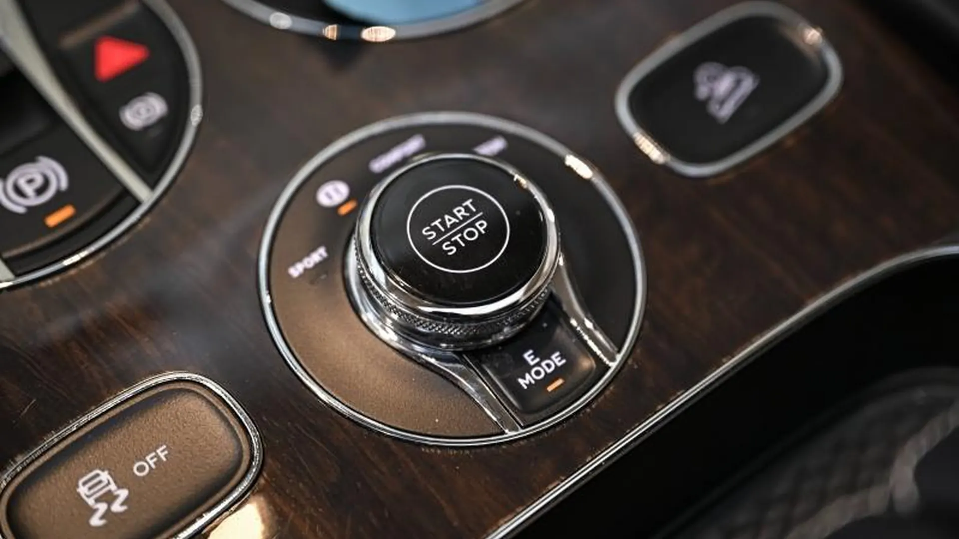 Bentley Bentayga — photo 31