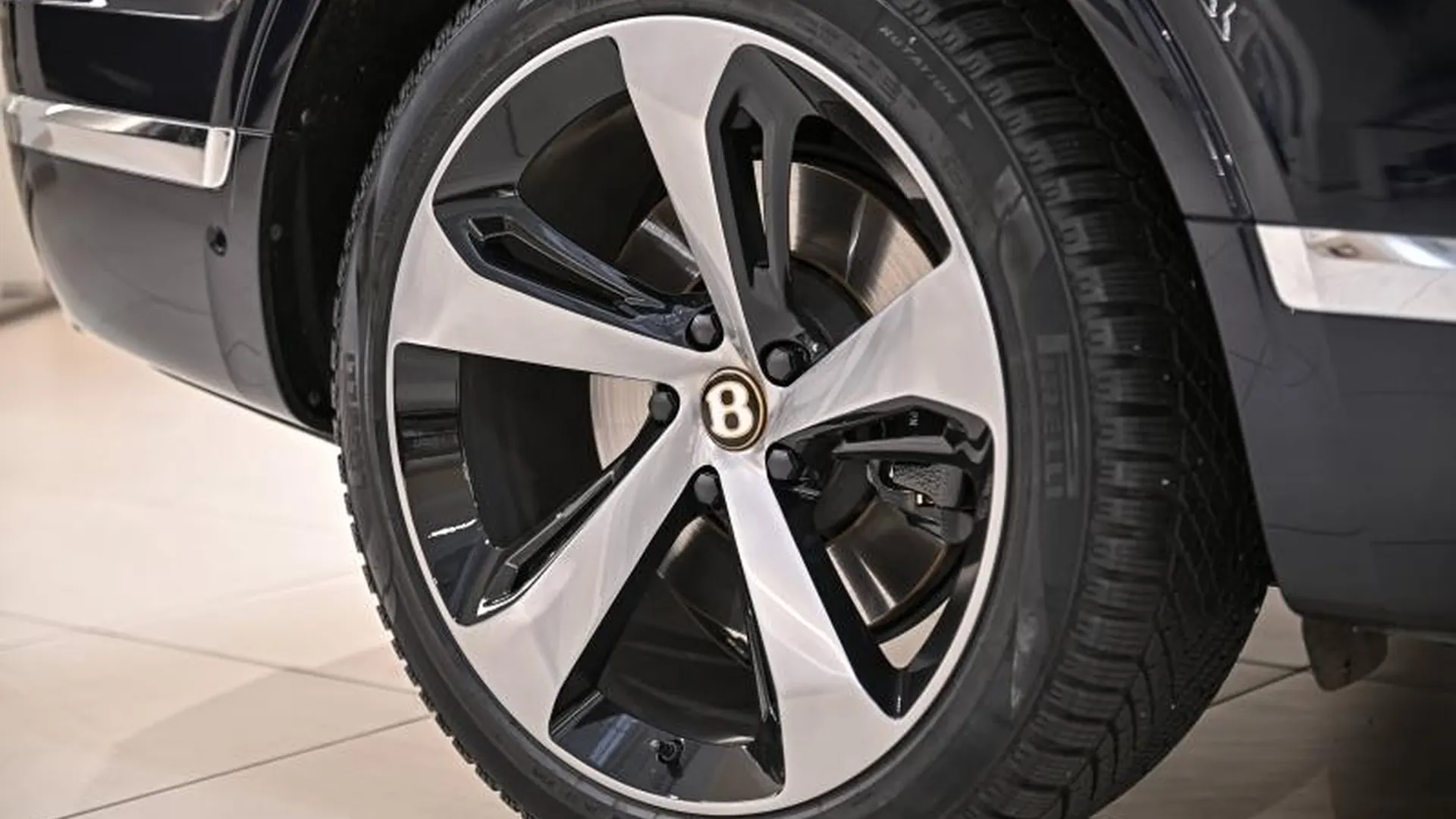 Bentley Bentayga — photo 9