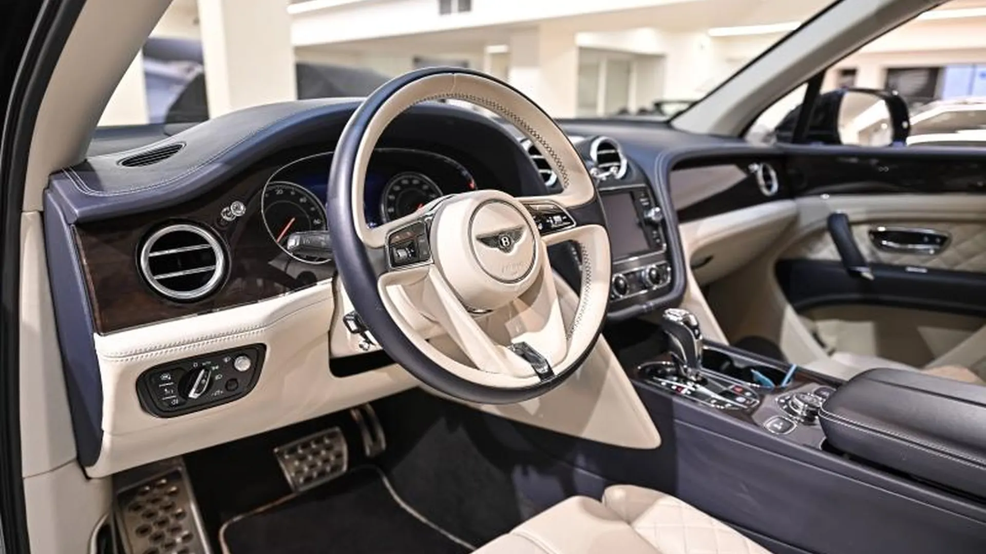 Bentley Bentayga — photo 15