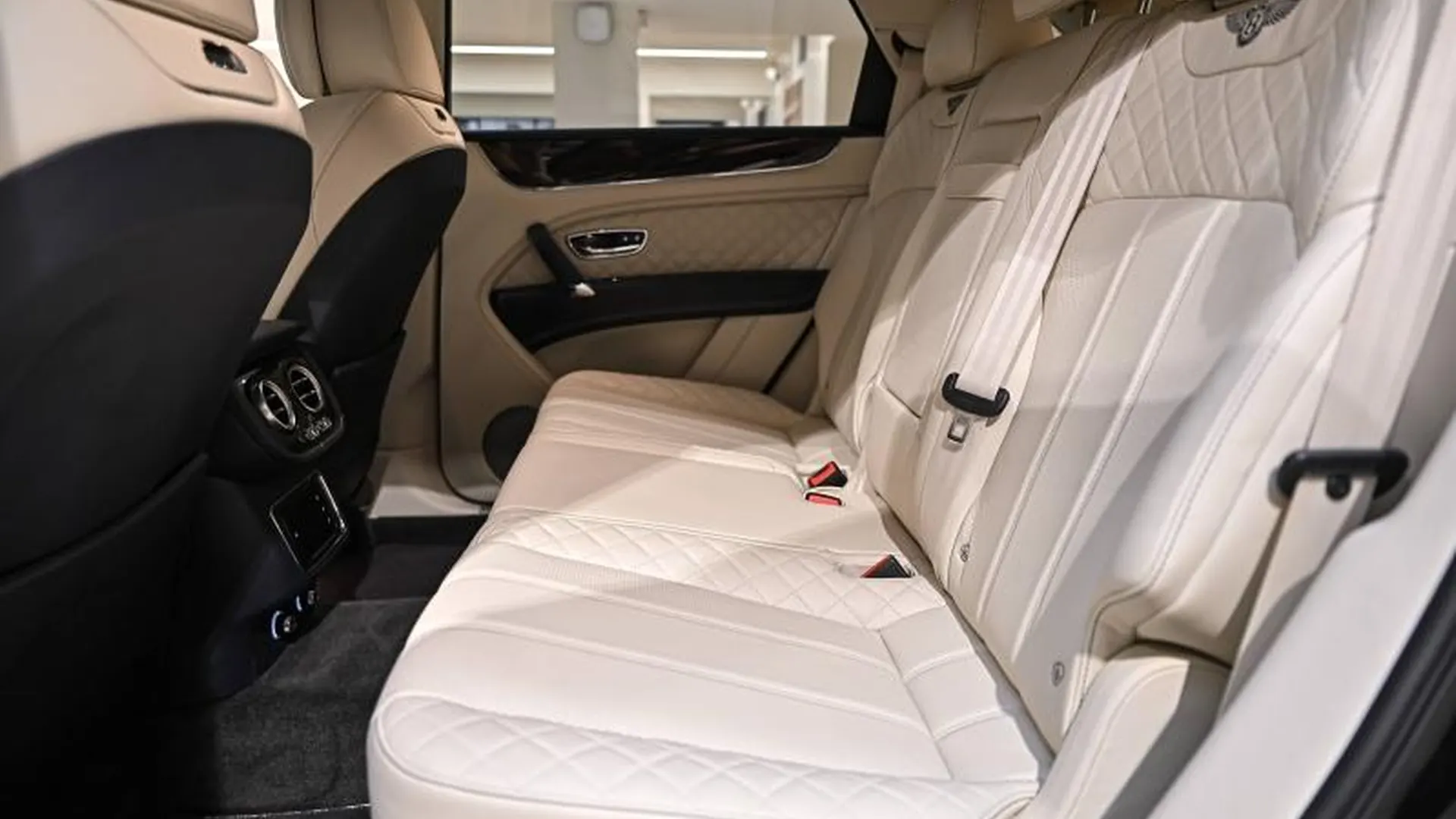 Bentley Bentayga — photo 18