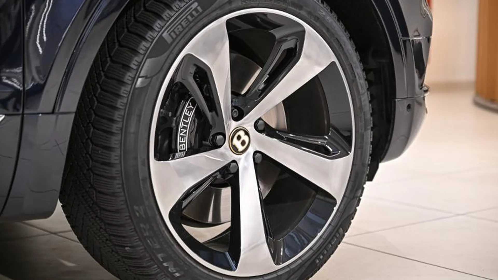 Bentley Bentayga — photo 8