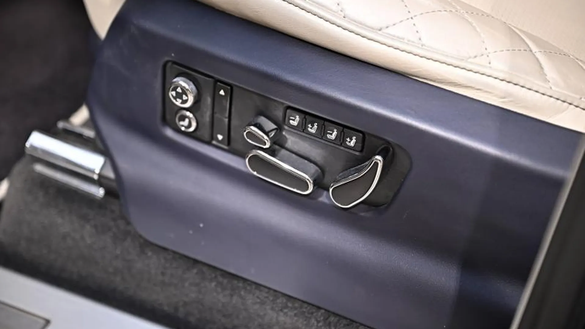 Bentley Bentayga — photo 23