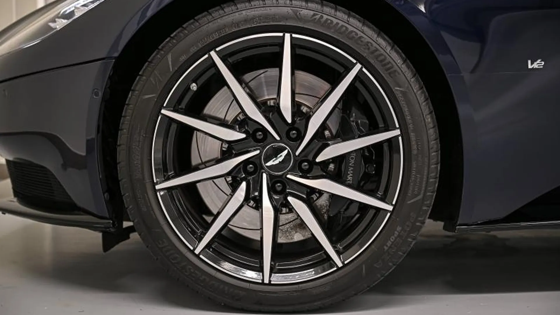 Aston Martin DB11 — photo 13