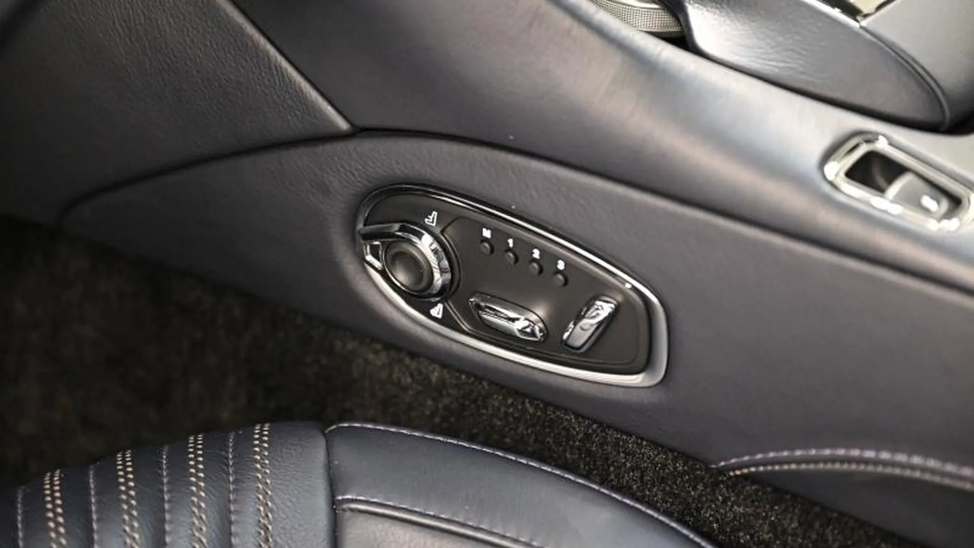 Aston Martin DB11 — photo 25