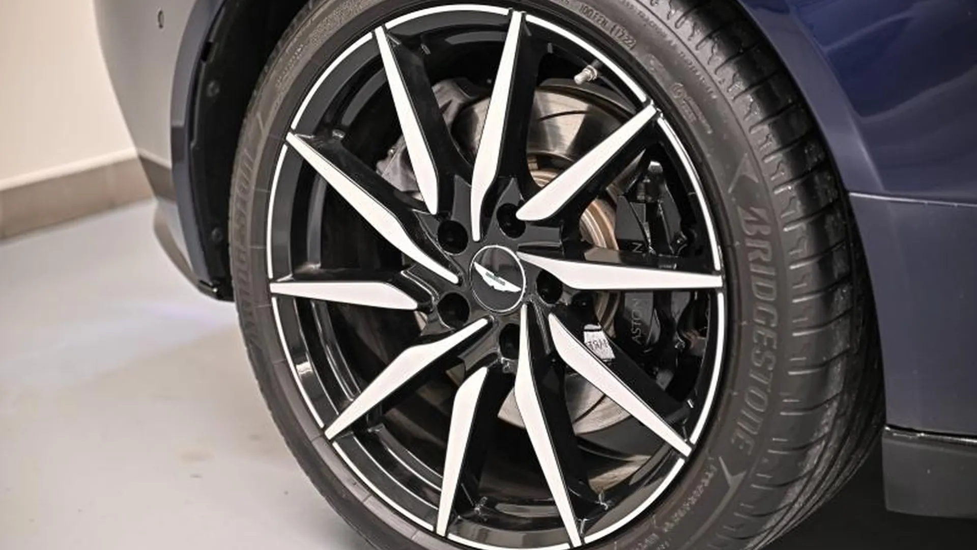 Aston Martin DB11 — photo 11