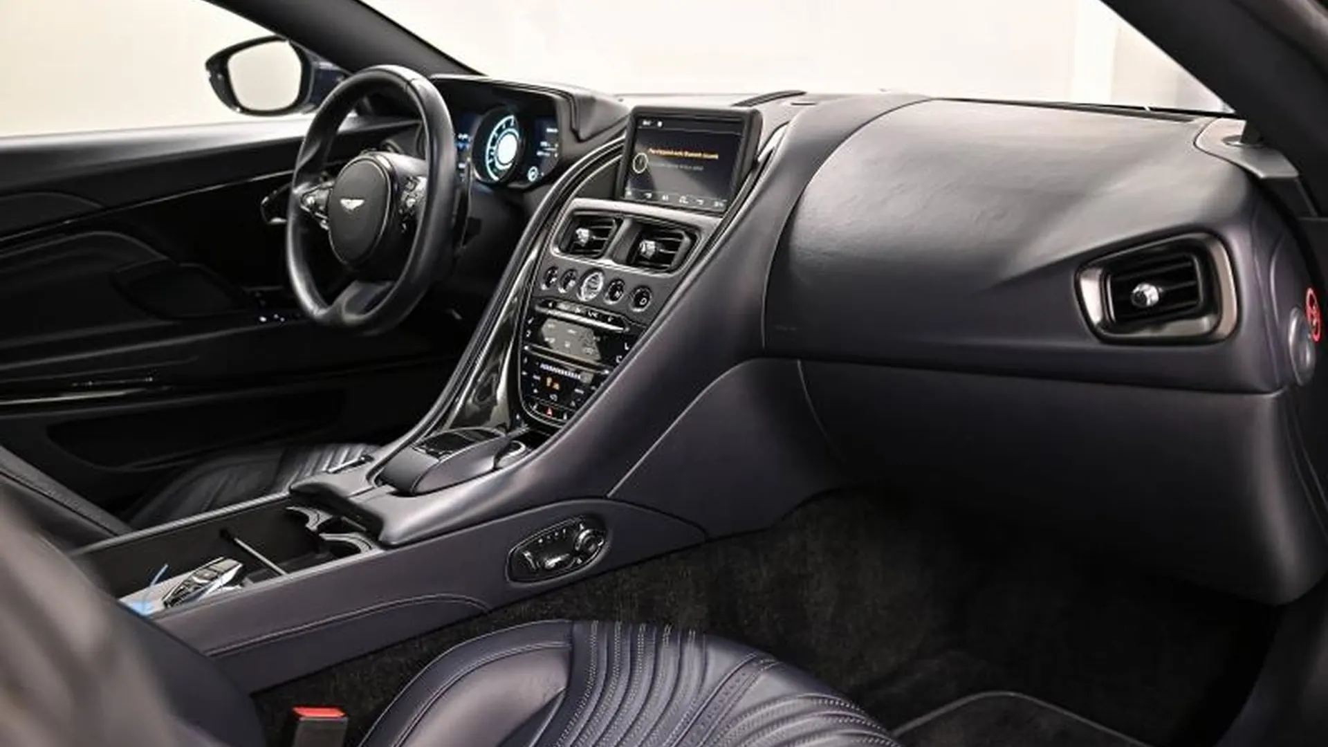 Aston Martin DB11 — photo 17