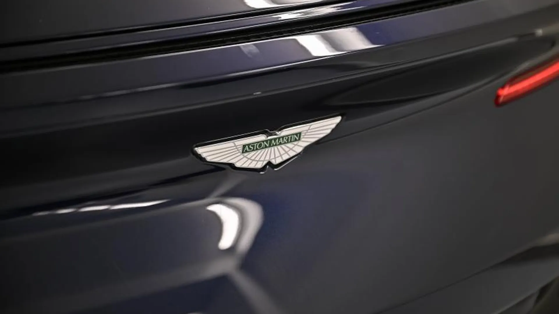 Aston Martin DB11 — photo 10