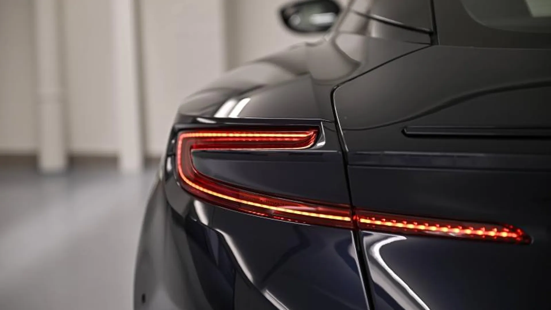 Aston Martin DB11 — photo 9
