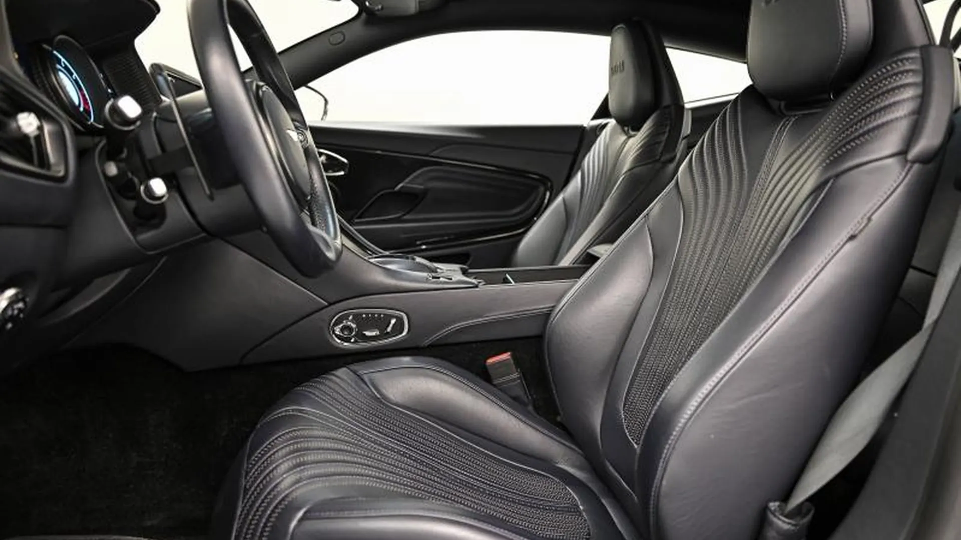Aston Martin DB11 — photo 16