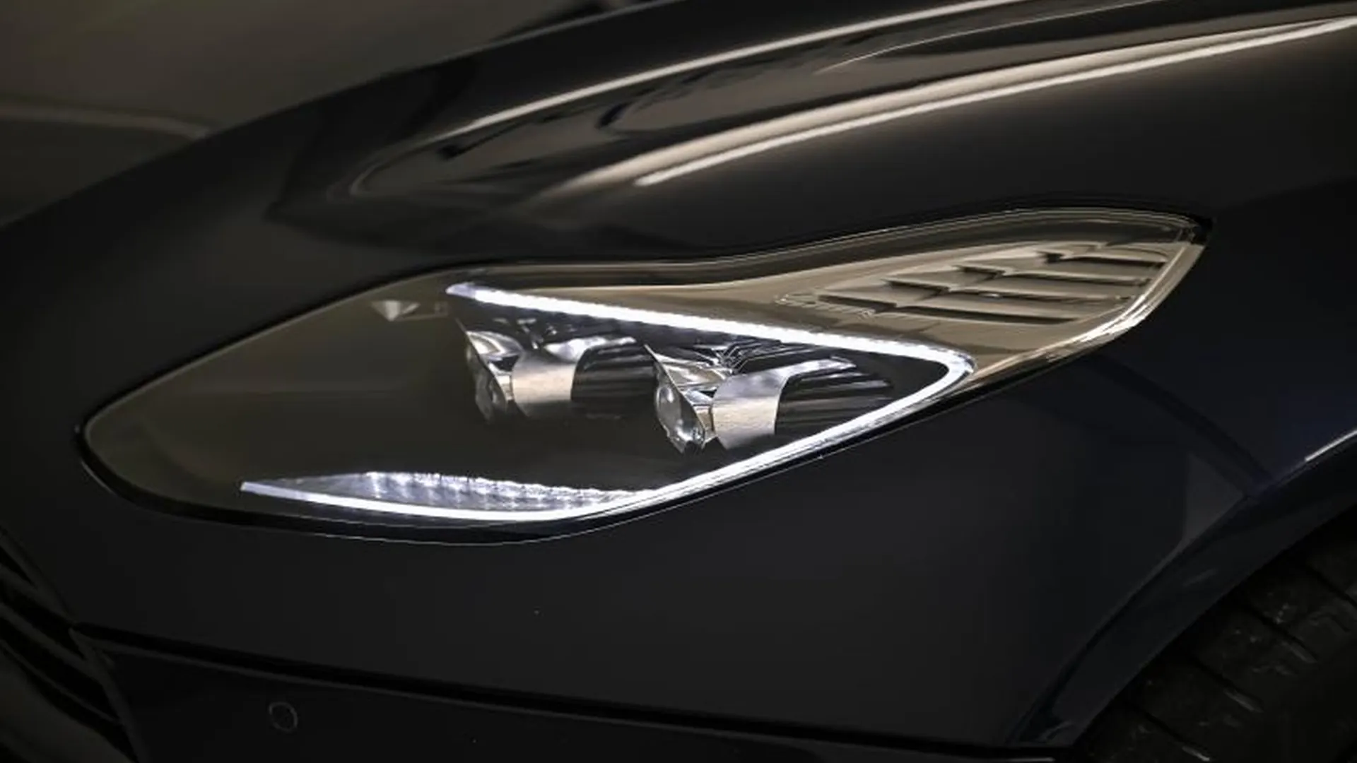 Aston Martin DB11 — photo 7