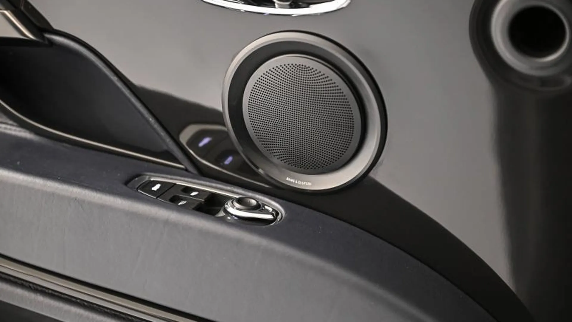 Aston Martin DB11 — photo 30