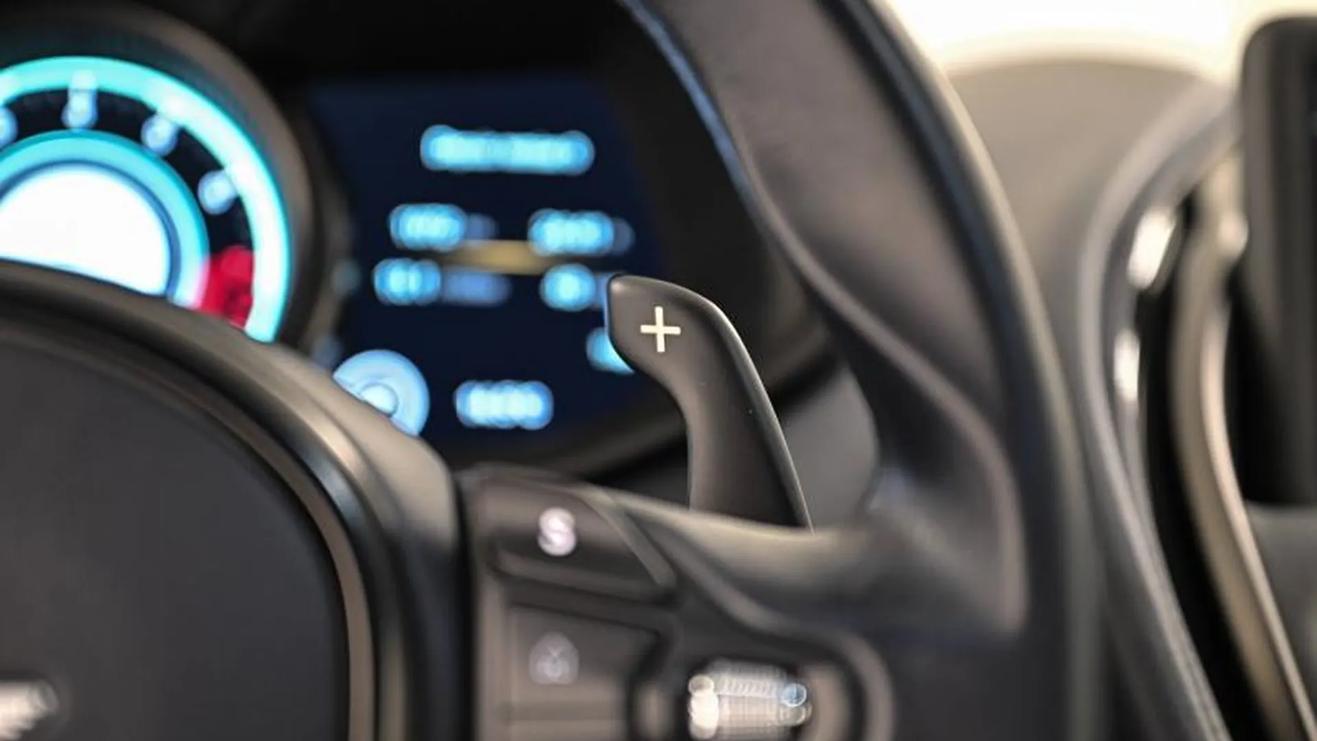 Aston Martin DB11 — photo 29