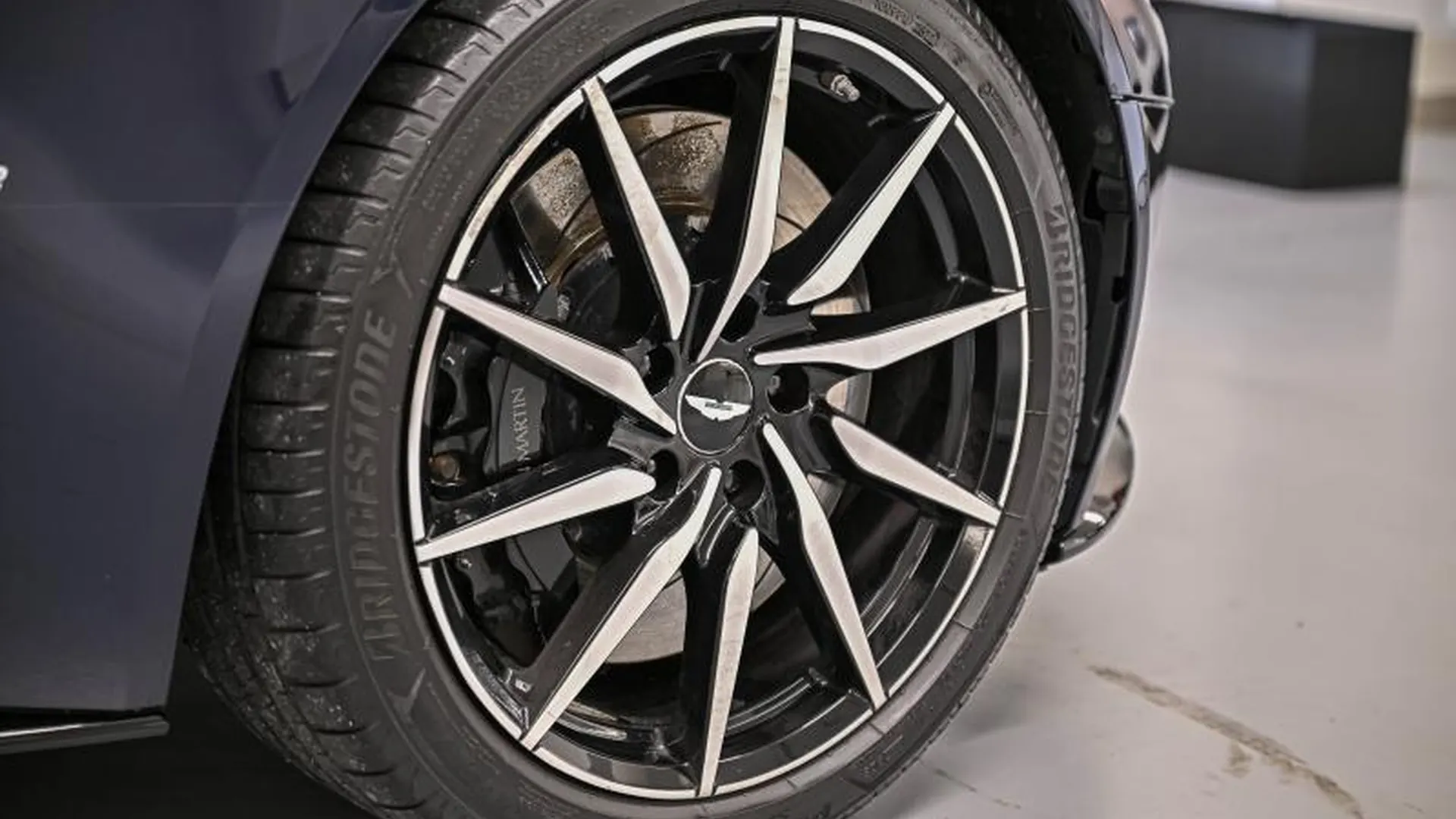 Aston Martin DB11 — photo 12