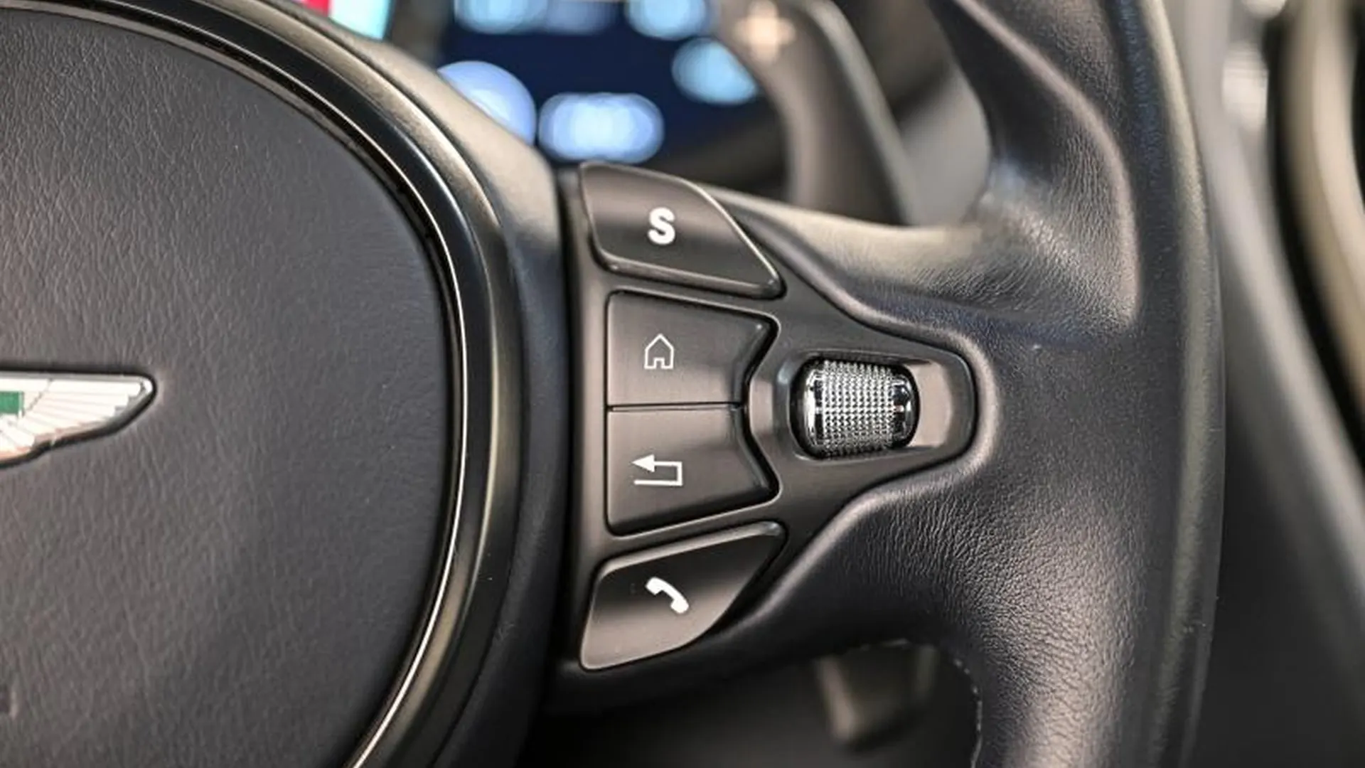 Aston Martin DB11 — photo 28
