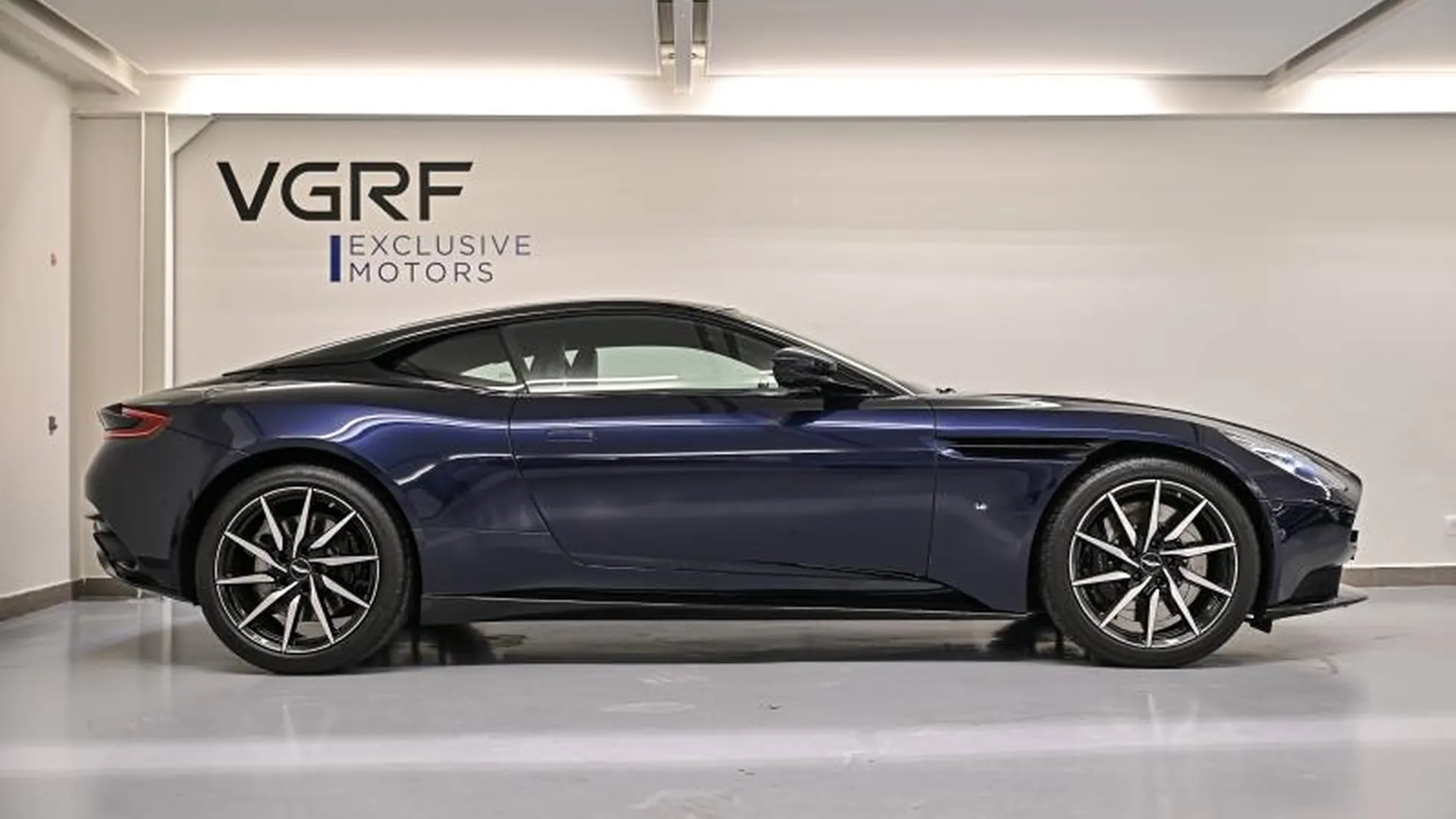Aston Martin DB11 — photo 2