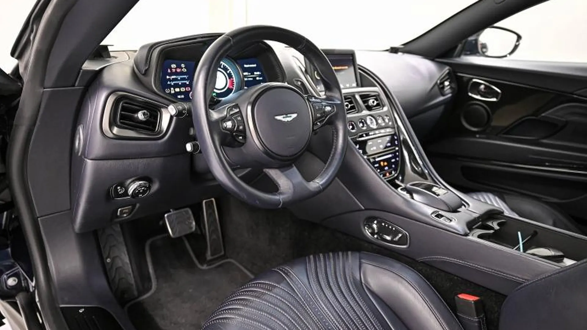Aston Martin DB11 — photo 15
