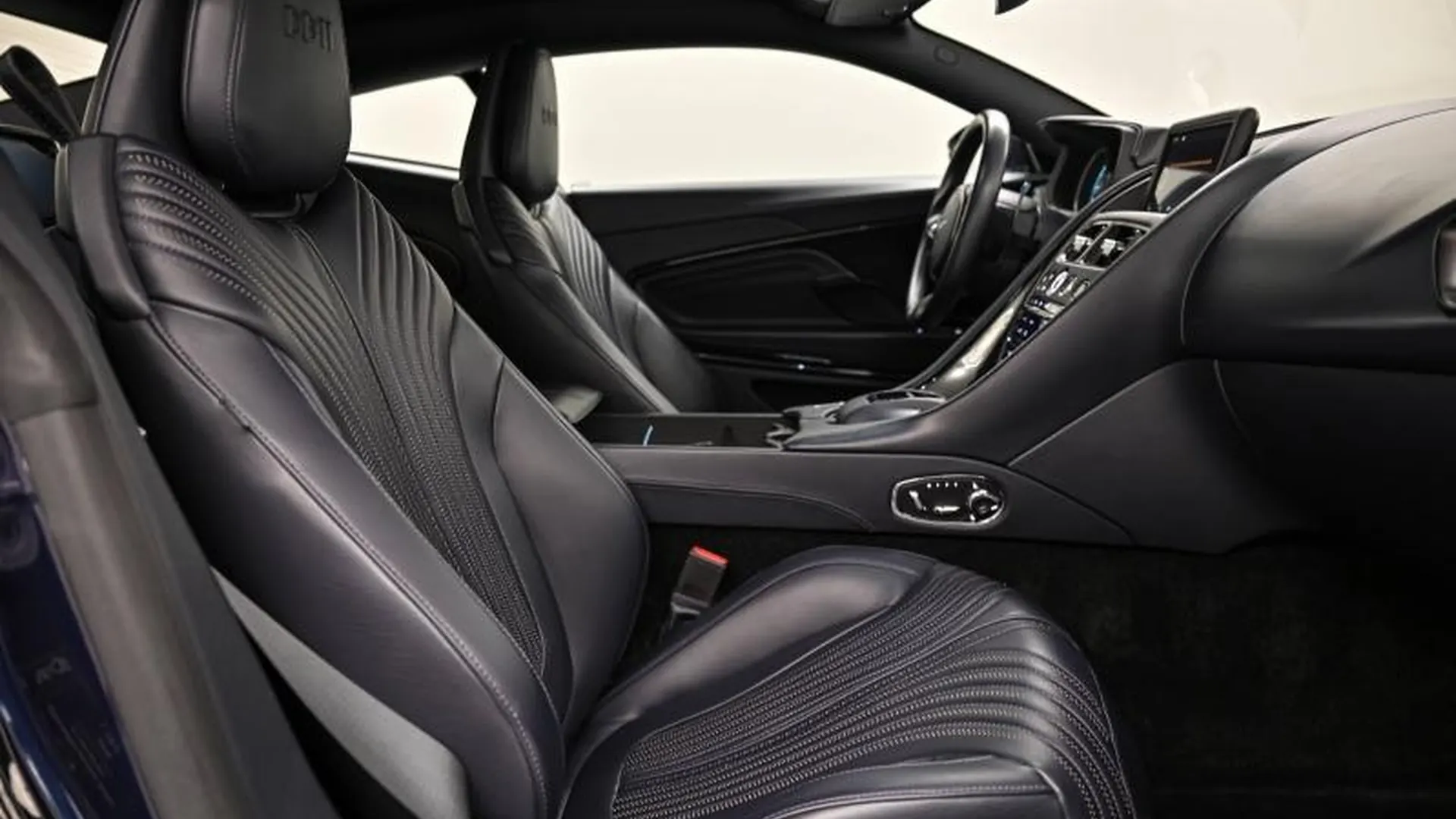 Aston Martin DB11 — photo 18