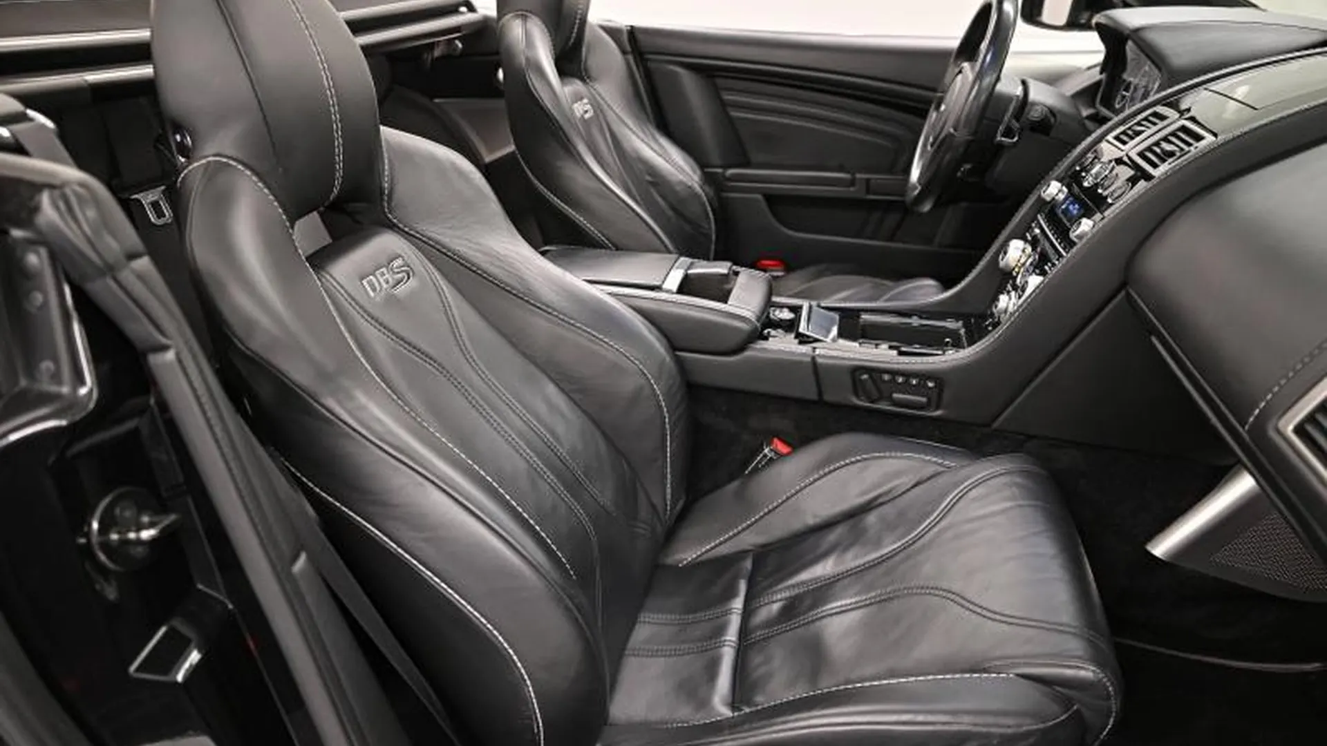 Aston Martin DBS Volante — photo 18