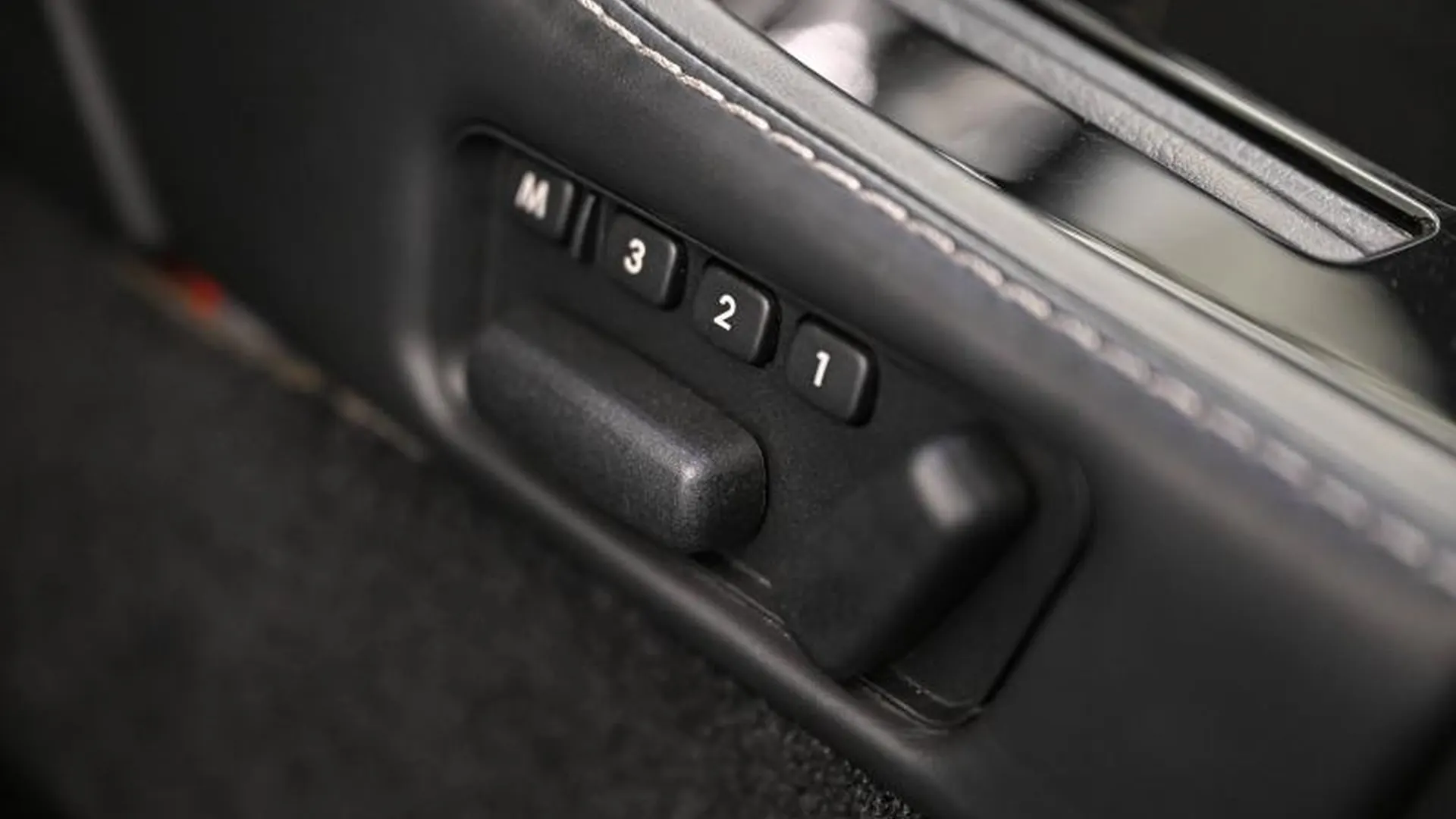 Aston Martin DBS Volante — photo 28