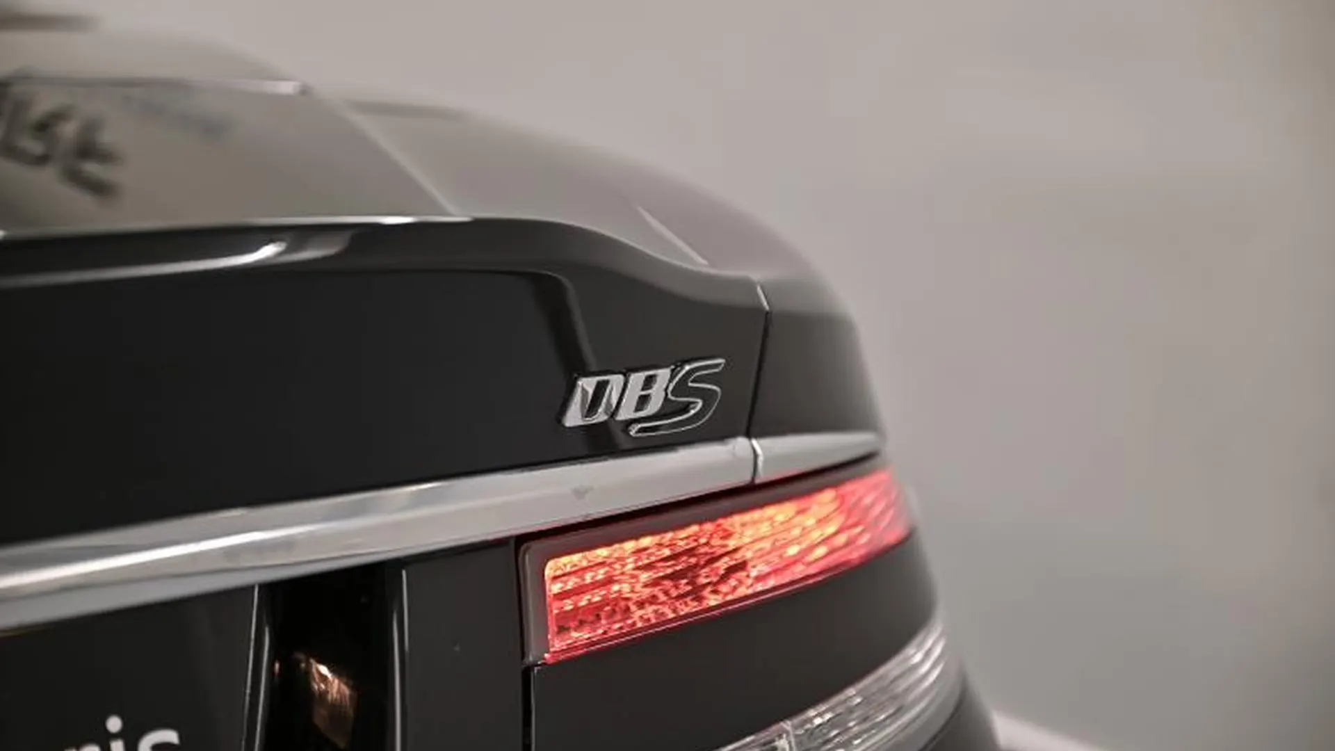 Aston Martin DBS Volante — photo 11